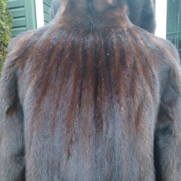 Luxurious Dark Brown Mink Coat. No size tag. Fits M/L - Picture 2 of 7